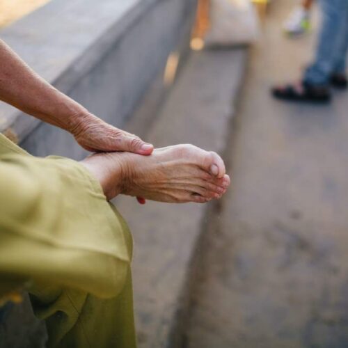 Cómo prevenir y evitar caídas en personas mayores
