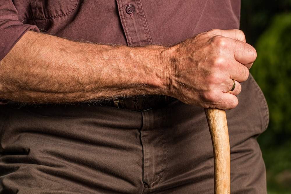 puede vivir sola una persona con demencia senil
