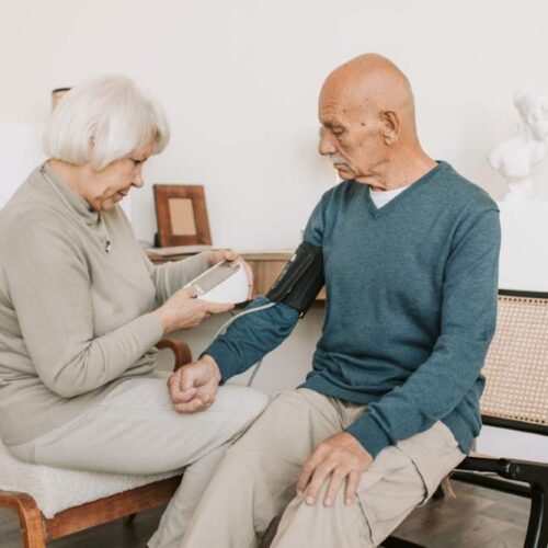 tension-baja-ancianos-causas-riesgos