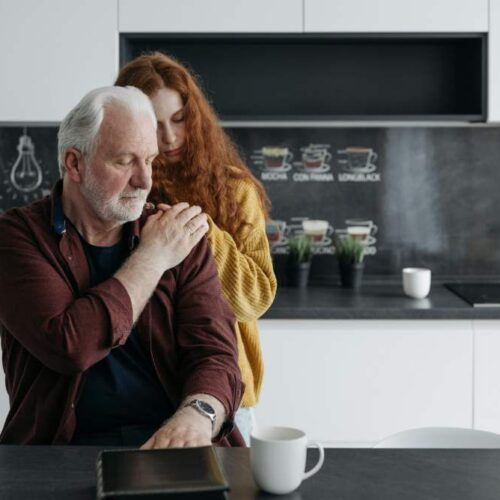 vomito-marron-ancianos-causas