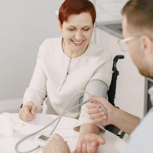 cuantas pulsaciones debe tener una persona mayor