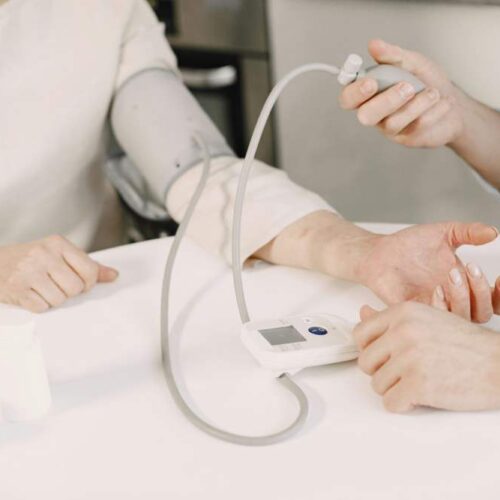 como bajar la tensión alta en personas mayores