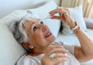 Causas comunes de ojos llorosos en personas mayores