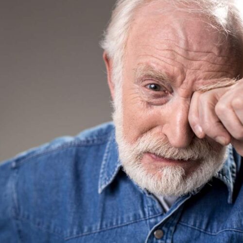 Causas y tratamiento de los ojos llorosos en personas mayores