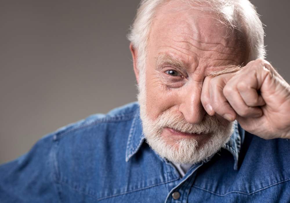 Causas y tratamiento de los ojos llorosos en personas mayores