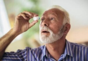 Cómo prevenir los ojos rojos en personas mayores