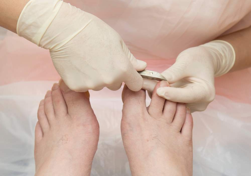 Consejos para cortar uñas de los pies a personas mayores