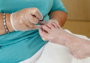 cortar uñas de los pies a personas mayores