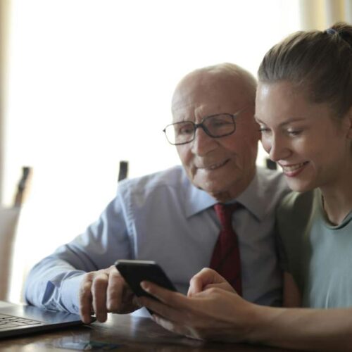 Información de ayudas para personas mayores de 70 años