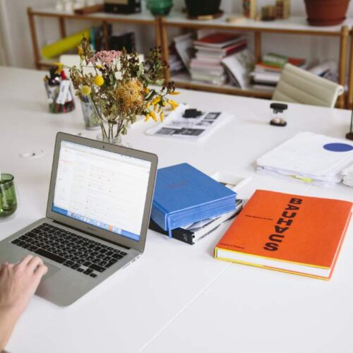 Cómo realizar un certificado de empresa de empleada de hogar