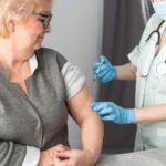 Señora mayor vacunándose de la gripe