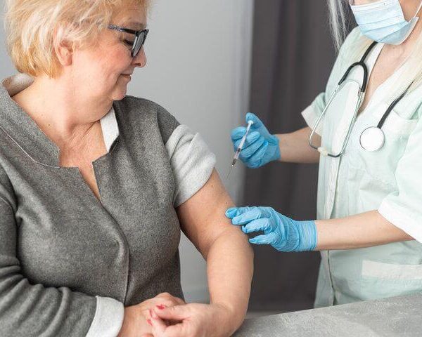 Señora mayor vacunándose de la gripe