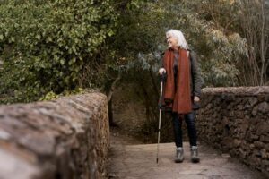 Síntomas y señales de alerta de la osteoporosis en personas mayores