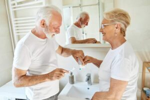 Cómo lavar los dientes a un adulto mayor correctamente