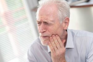 Problemas dentales frecuentes en los mayores y cómo manejarlos