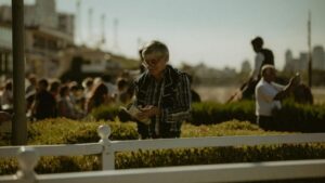 Actividades sociales que favorecen la convivencia entre personas mayores en verano
