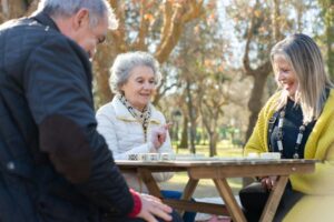 Juegos de mesa ideales para personas mayores con movilidad reducida