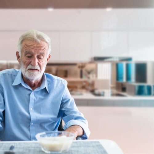 Anciano que no come y duerme mucho señales y cuidados importantes