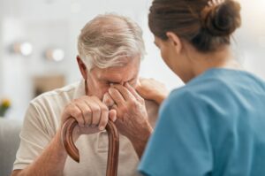 Cuándo acudir al médico si una persona mayor duerme mucho y no come