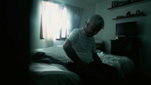 Por qué un anciano que no come y duerme mucho puede estar en riesgo