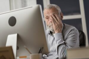 Qué significa cuando una persona mayor duerme mucho
