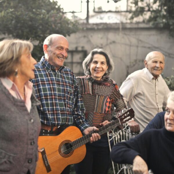 Envejecer sin hijos no es envejecer solo alternativas de apoyo y compañía