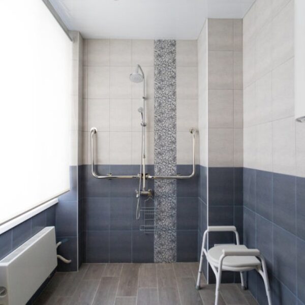 Cómo duchar a una persona mayor con movilidad reducida de forma segura