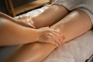 Como-aliviar-el-dolor-de-rodilla-en-personas-mayores