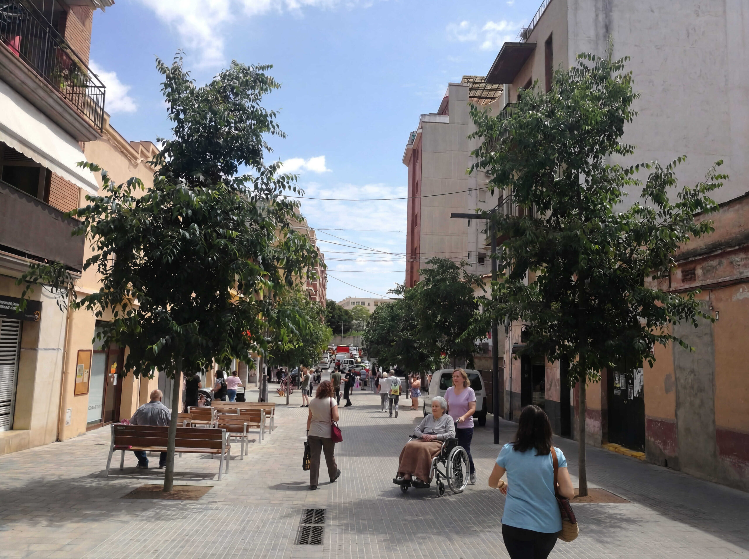 Cuidadora de personas mayores profesional de Bonadea Care acompañando a una persona mayor en una calle de Cerdanyola del Vallés