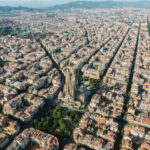 Vista aérea de Barcelona donde se ven principales elementos como la diagonal y la Sagrada Familia