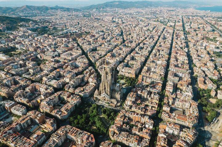 Vista aérea de Barcelona donde se ven principales elementos como la diagonal y la Sagrada Familia