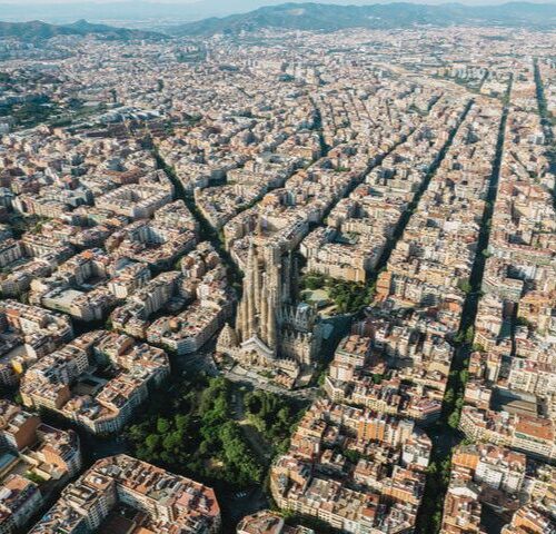 Vista aérea de Barcelona donde se ven principales elementos como la diagonal y la Sagrada Familia