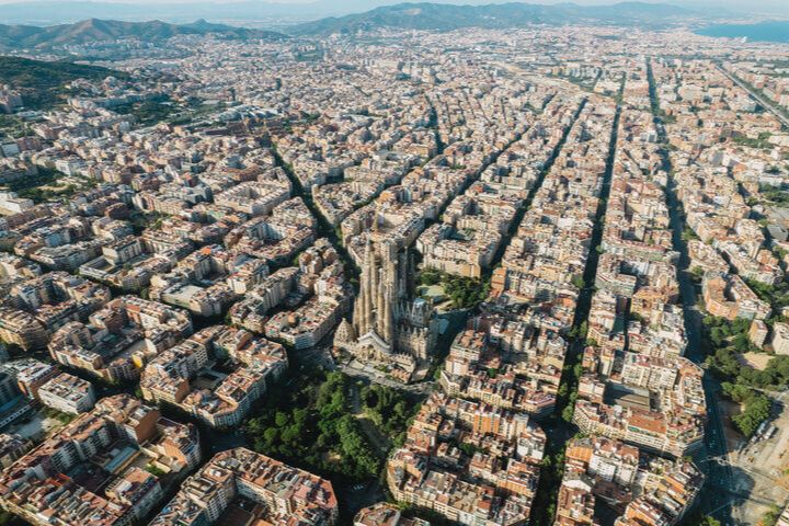 Vista aérea de Barcelona donde se ven principales elementos como la diagonal y la Sagrada Familia