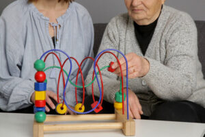 Anciana con familiar haciendo juego cognitivo