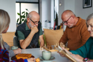 Grupo de ancianos jugando para potenciar sus cualidades cognitivas