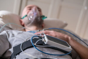 Hombre en su casa con respiratorio