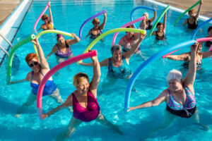Grupo de señoras en una piscina haciendo aquagym