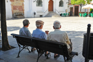 Grupo de señores mayores en la plaza del ayuntamiento