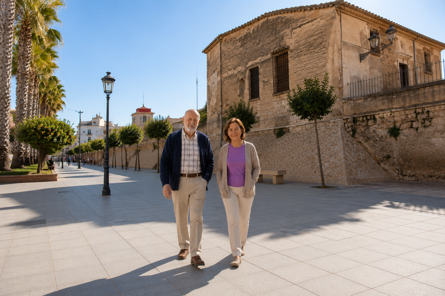 Cuidadora profesional por horas de Bonadea Care acompañando a una persona mayor por las calles de Burjassot (Valencia)