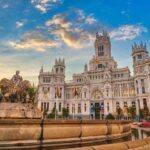 Vista del ayuntamiento de Madrid desde la plaza de Cibeles