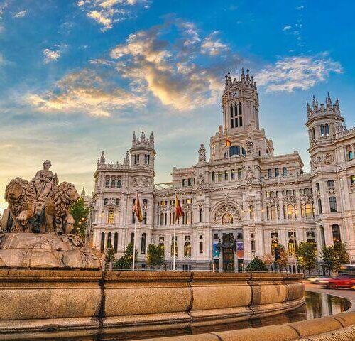 Vista del ayuntamiento de Madrid desde la plaza de Cibeles