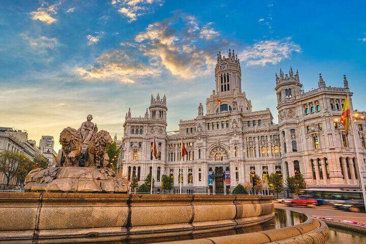 Vista del ayuntamiento de Madrid desde la plaza de Cibeles