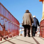 Dos ancianas caminando por la calle
