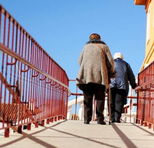 Dos ancianas caminando por la calle