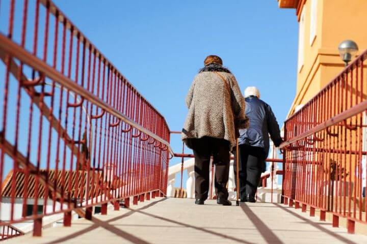 Dos ancianas caminando por la calle