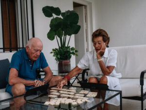 Octogenarios jugando al domino