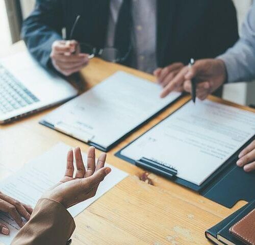 Reunión de tres personas para montar un negocio