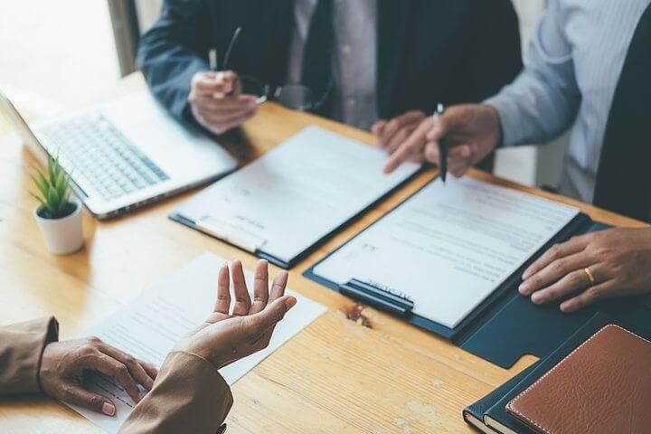 Reunión de tres personas para montar un negocio