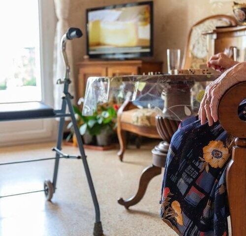 Señora mayor sola en su casa