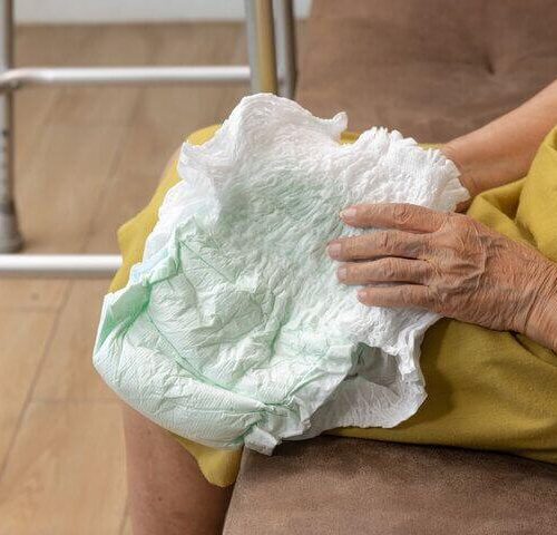 Señora mayor sosteniendo un pañal de ancianos